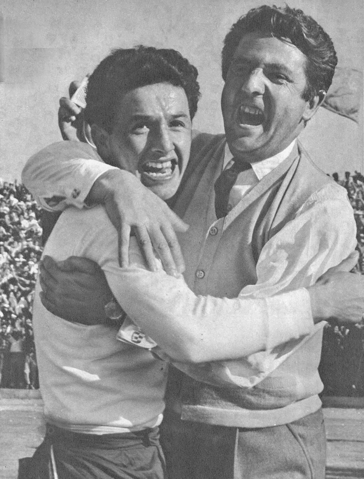 LEONEL SÁNCHEZ Y FERNANDO RIERA, EN UNA IMAGEN PLETÓRICA DEL MUNDIAL CHILE  1962. Dos excelencias del balompié chileno. El primero futbolista, el otro,  Director Técnico. - CONMEBOL